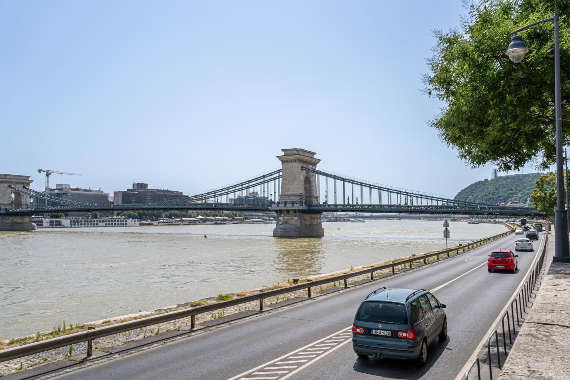 Danube Waterfront View At Chain Bridge Budapest Ngoại thất bức ảnh